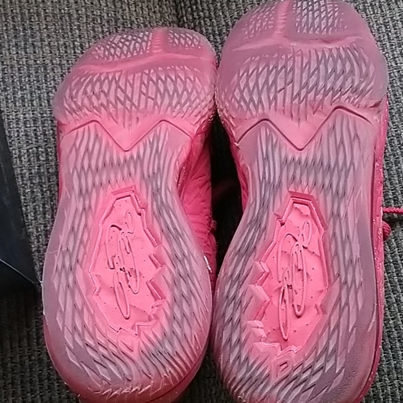 Lebron XVII Low PH / Red and Metallic Gold - Picture 9 of 12